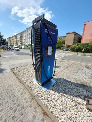 4.Zaklad_PRE Praha_Alpitronic_se stanici.jpg